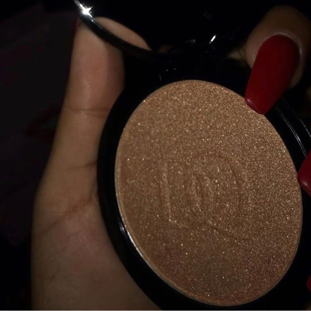 Brown Contour Bronzer for a Sculpted Look